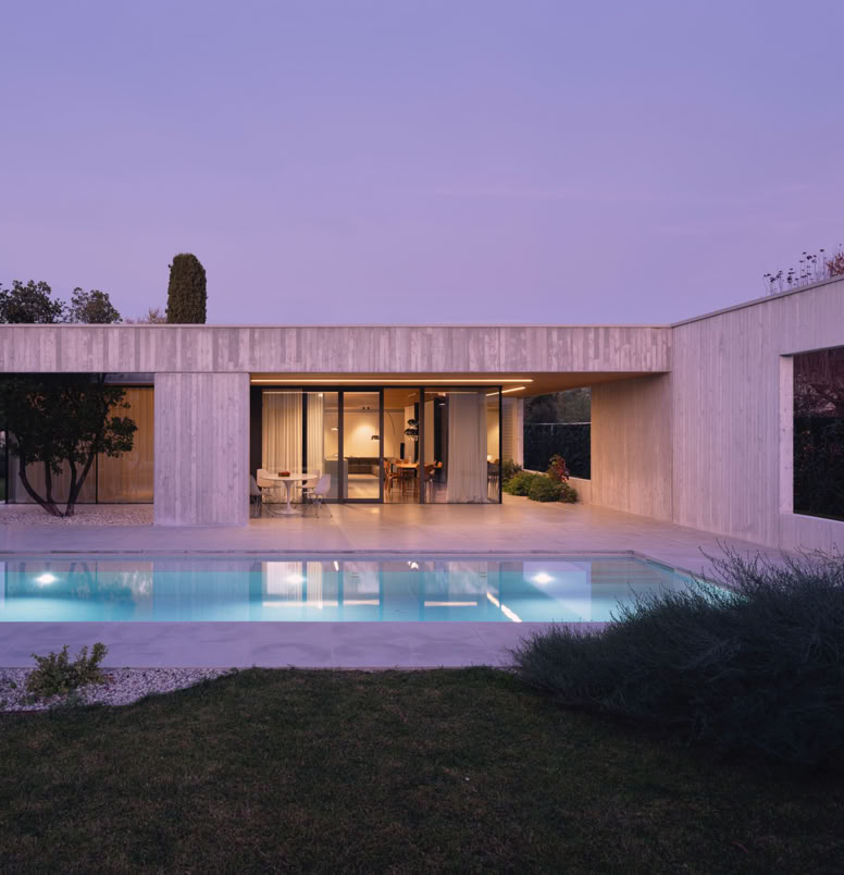 Progetto di MIDE architetti di una villa lungo il fiume Piave dal design contemporaneo.