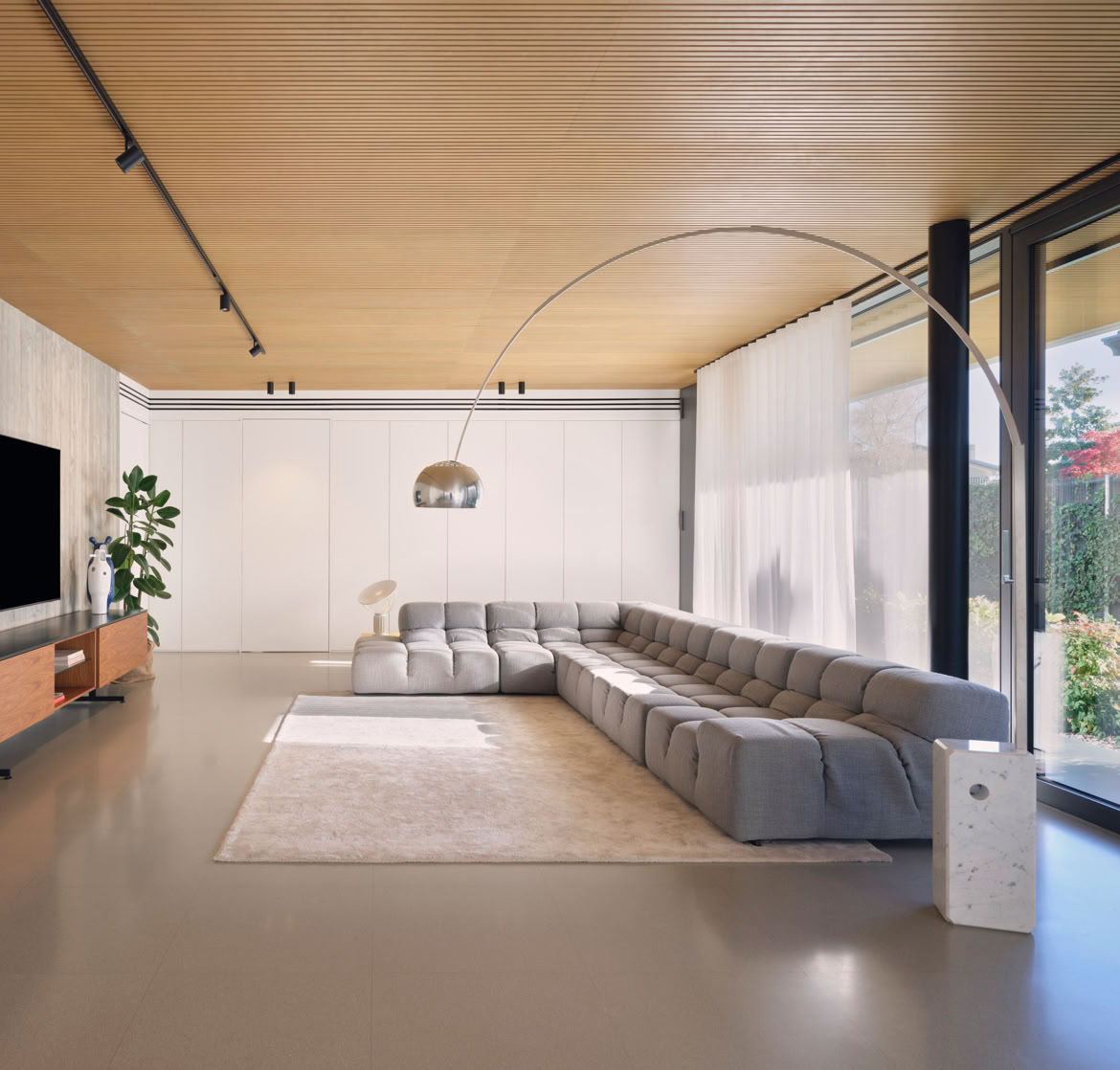 Nella villa progettata da MIDE architetti, elementi come legno e calcestruzzo dialogano in armonia per una villa dal comfort ottimale.