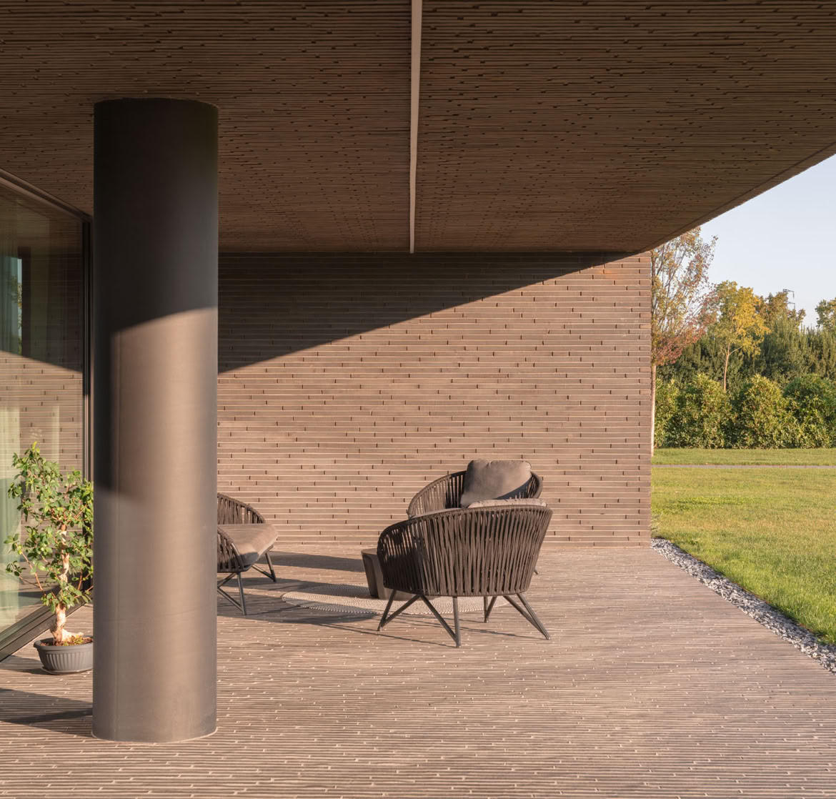 Dettaglio del patio esterno della villa in mattoni nel parco progettata da MIDE architetti.