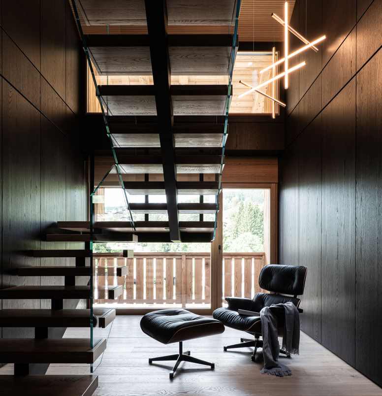 Scala interna di design che collega in modo fluido la zona notte alla zona giorno.