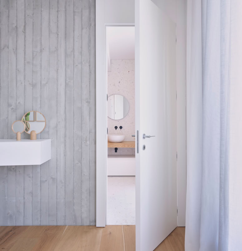 Elementi minimali e materiali come calcestruzzo e legno dialogano in questa villa porgettata da MIDE architetti
