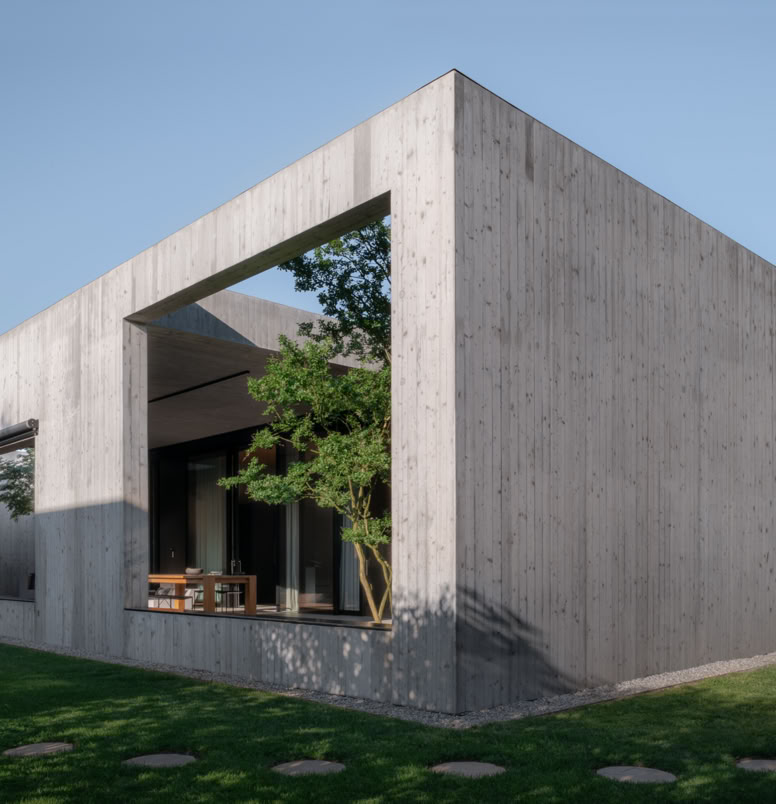 Residenza contemporanea progettata da MIDE architetti, sviluppata attorno a una corte centrale che funge da spazio di connessione tra architettura e paesaggio.