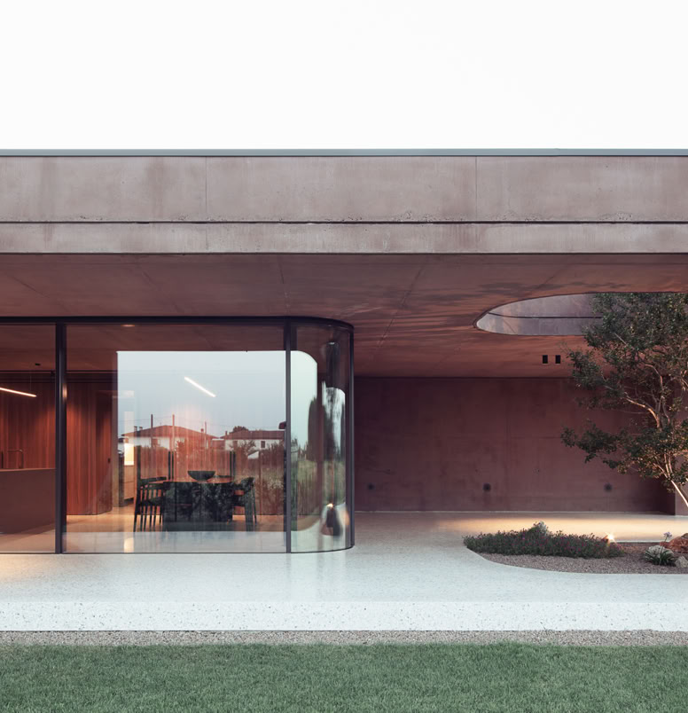 Villa minimlaista progettata da MIDE architetti valorizzat dal cemento pigmentato utilizzato per gli esterni.