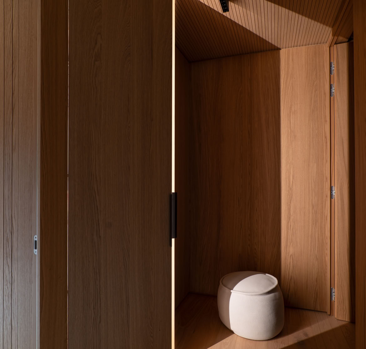 Pareti e rivestimenti in rovere wengé e rovere naturale, che definiscono lo stile degli interni.