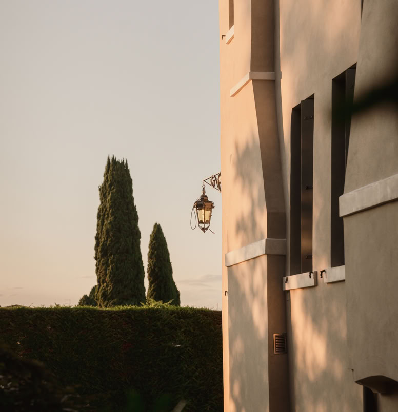 Affacciata sulla Riviera del Brenta, la villa cinquecentesca mostra il fascino della storia immersa in un grande giardino all’inglese.
