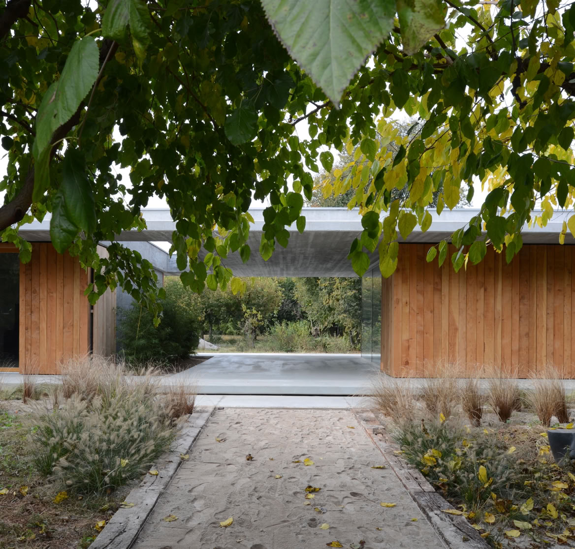 Villa contemporanea a Montebelluna in legno e calcestruzzo dalle linee minimali.