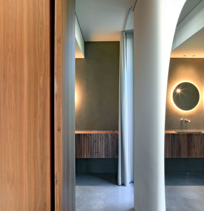 Suite padronale con bagno e cabina armadio affacciata sul parco, pensata come spazio intimo e luminoso.