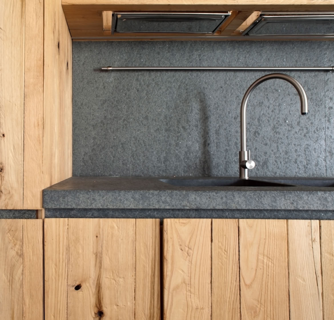 Cucina in legno con piano in pietra del rustico in Toscana progettato da MIDE architetti.