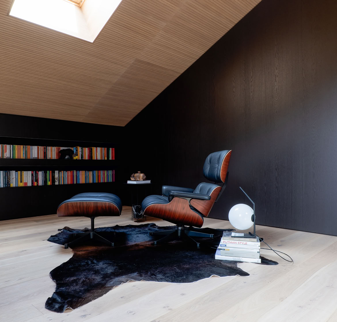 Selezione di arredi di design e materiali pregiati che uniscono contemporaneità e tradizione alpina.