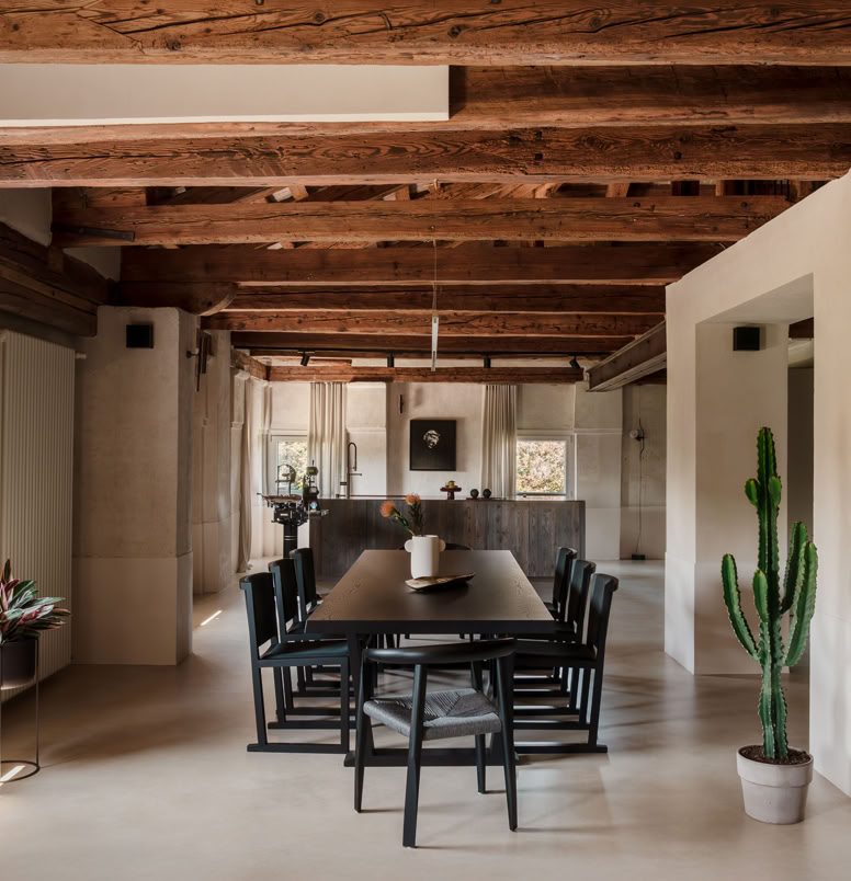 Recupero contemporaneo di un sottotetto in una villa cinquecentesca sulla Riviera del Brenta: luce naturale, design iconico e dialogo tra storia e modernità.