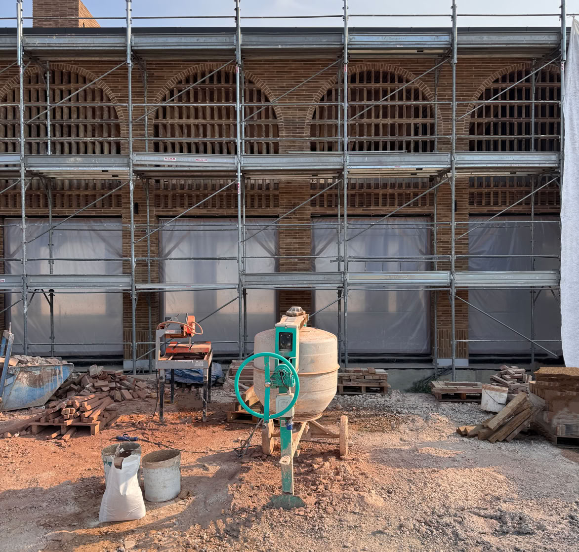 Dettaglio della posa dei mattoni nella villa sul lago in provincia di Padova in costruzione, progettata da MIDE architetti.