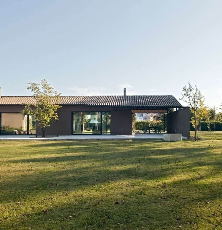Villa contemporanea a Noale che reinterpreta la tradizione rurale veneta tra luce naturale, materiali materici e dialogo con il paesaggio.