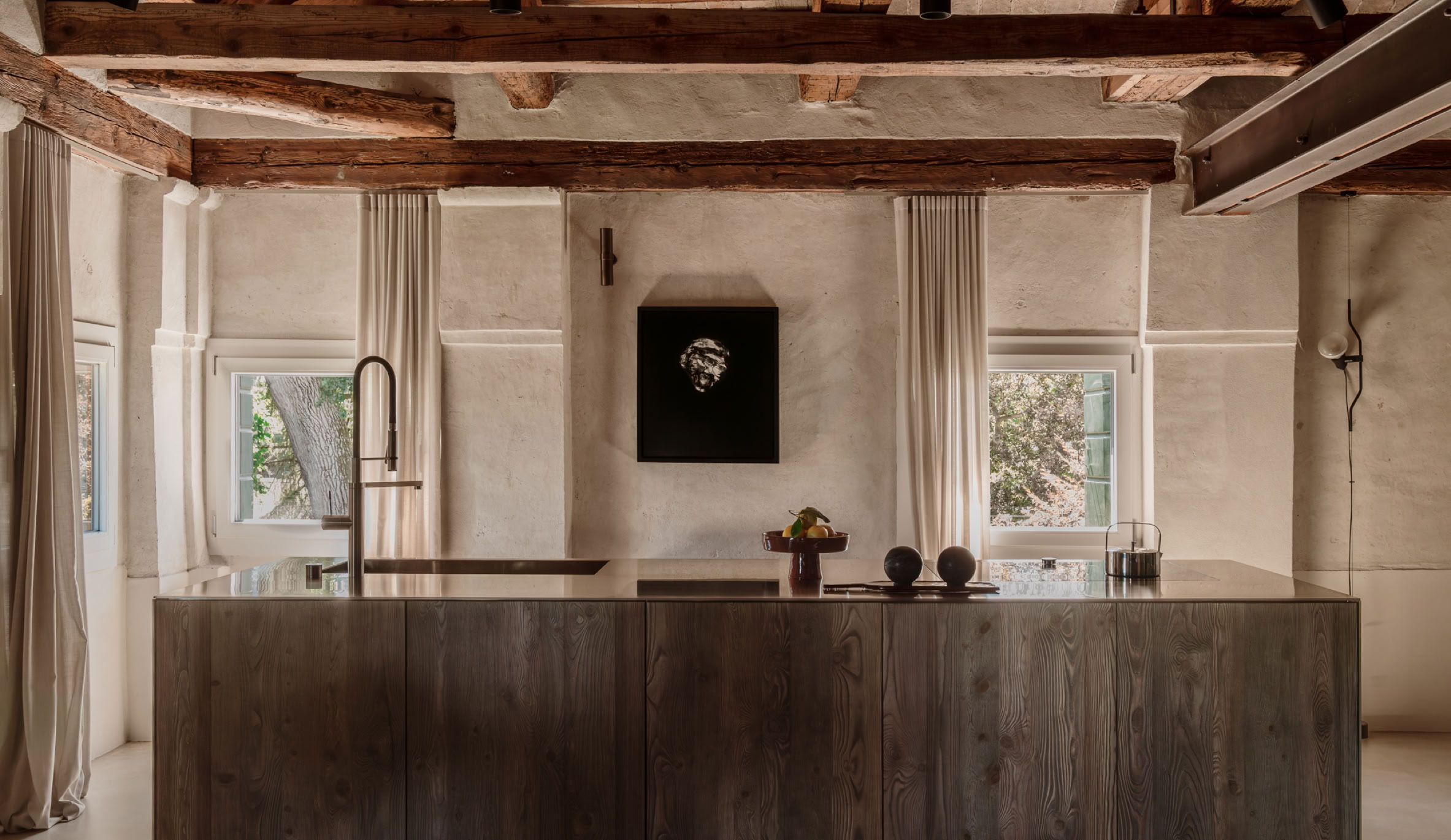 La cucina, integrata nell’open space, unisce praticità e stile contemporaneo, dialogando con la luce naturale e il panorama sul fiume.