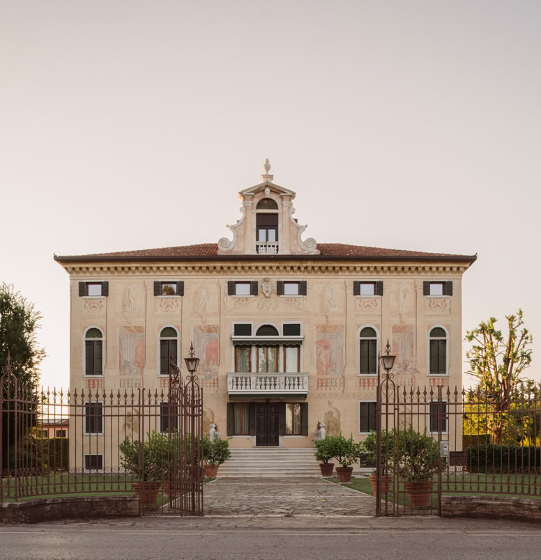 Affacciata sulla Riviera del Brenta, la villa cinquecentesca mostra il fascino della storia immersa in un grande giardino all’inglese.