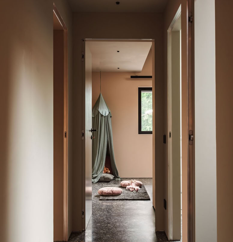 Vista della camera singola: un'attenzione alle camere dei più piccoli rispettando il gusto contemporaneo della casa.
