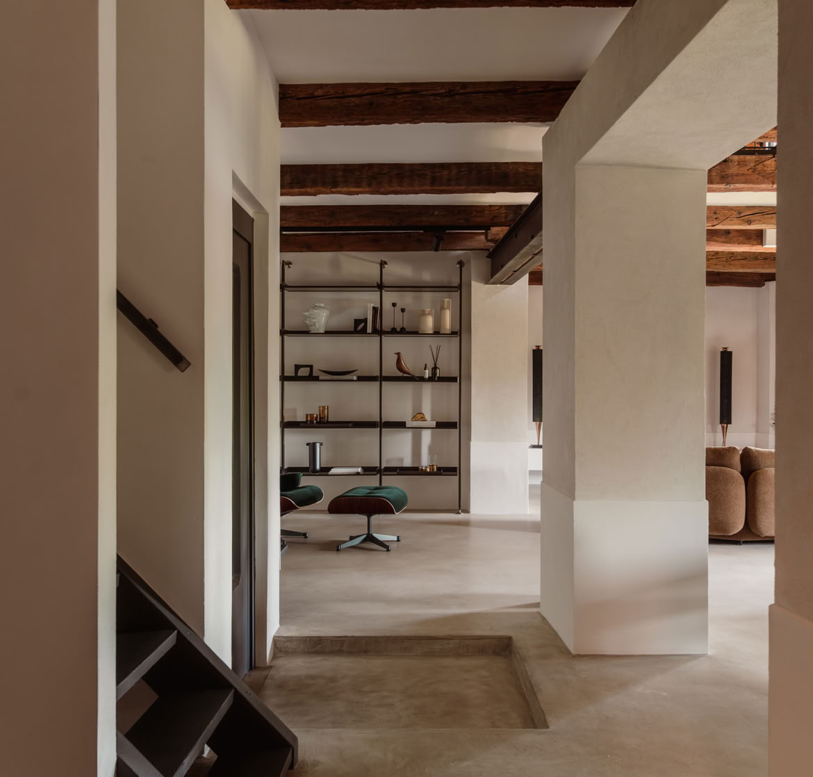 Pezzi iconici di design italiano e opere d’arte contemporanea arricchiscono il soggiorno, conferendo carattere e armonia agli interni.