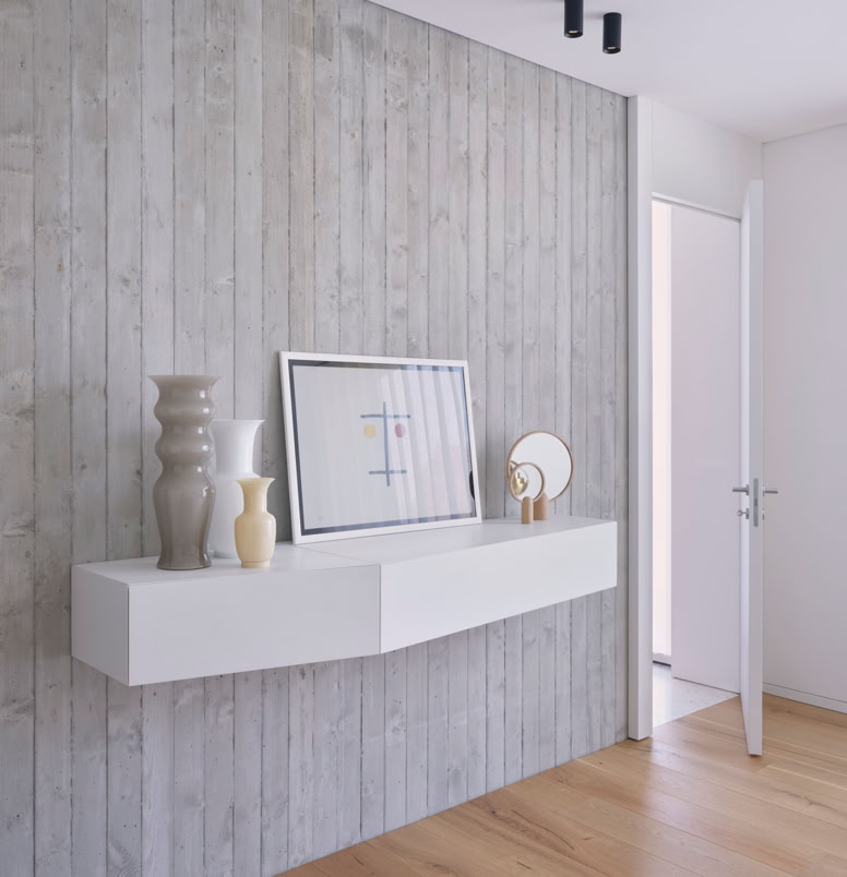 Elementi minimali e materiali come calcestruzzo e legno dialogano in questa villa porgettata da MIDE architetti