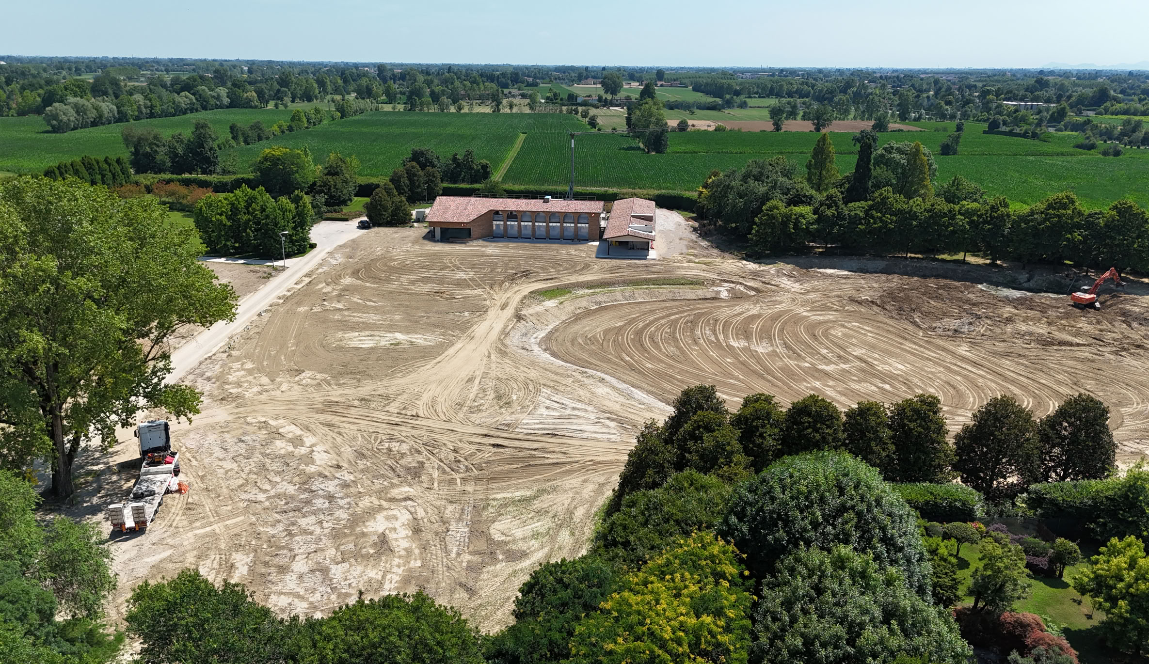 Prospetto della villa immersa nelle campagne venete, con materiali naturali e linee essenziali