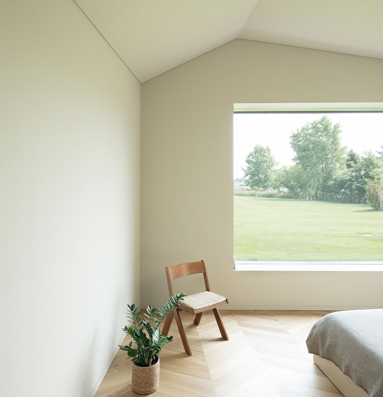 Suite padronale con finiture di pregio e affaccio riservato, progettata per garantire massimo comfort e privacy. La zona notte è pensata come uno spazio intimo e rilassante, definito da luci morbide e tonalità neutre.