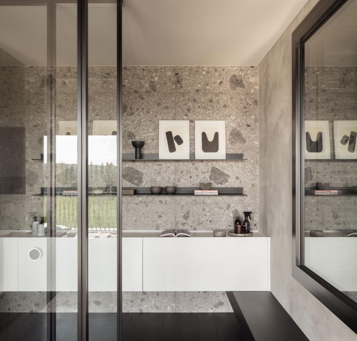 Bagno contemporaneo annesso alla camera padronale della villa in mattoni progettata da MIDE architetti.
