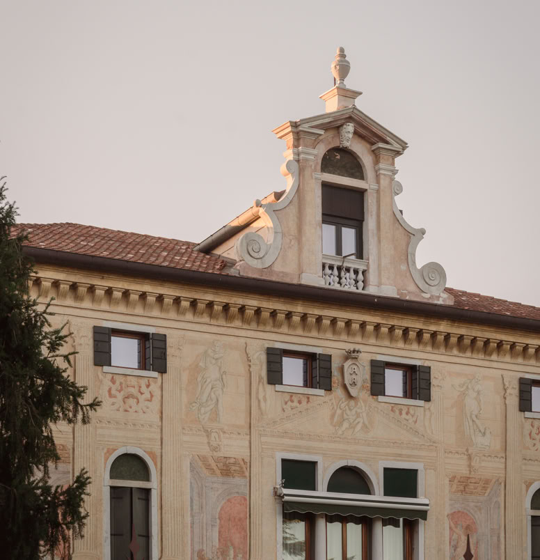 Gli affreschi mitologici sulla facciata e le aperture originali raccontano la storia nobile della villa Soranzo.