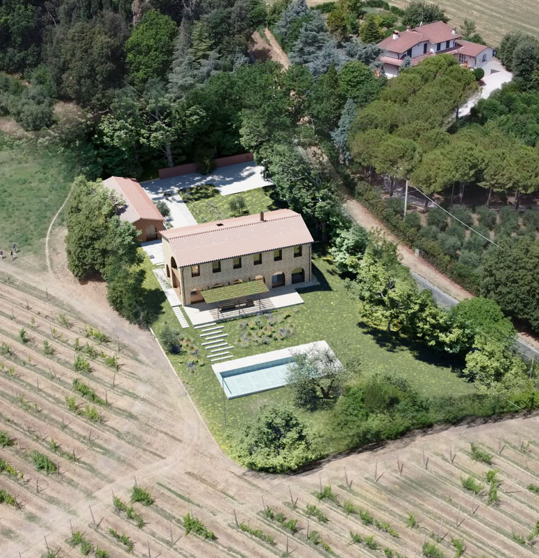 Vista aerea del casale inserito tra le colline romagnole. Esterni del casale con elementi architettonici originali valorizzati in chiave contemporanea.