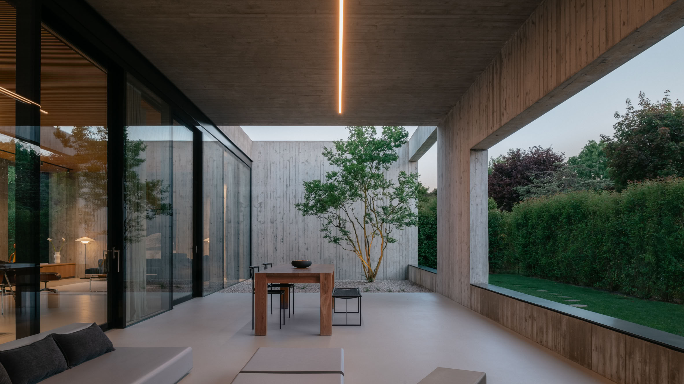 Illuminata in modo puntuale, di sera la corte si trasforma in uno spazio contemplativo, in cui l’architettura minimale si carica di atmosfera.