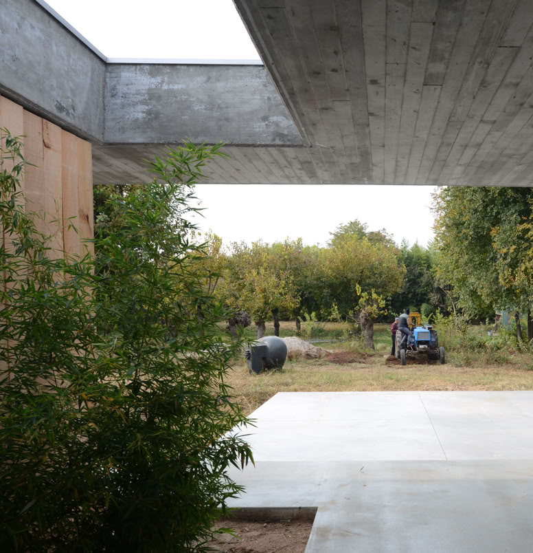 Abitazione di design a piano unico a Montebelluna, caratterizzata da eleganza minimalista e rapporto costante con la natura.