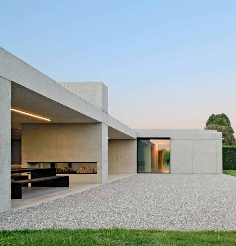 Villa unifamiliare su un unico livello a Stra, progettata da MIDE architetti: spazi funzionali, ampie vetrate e dialogo costante con il giardino.