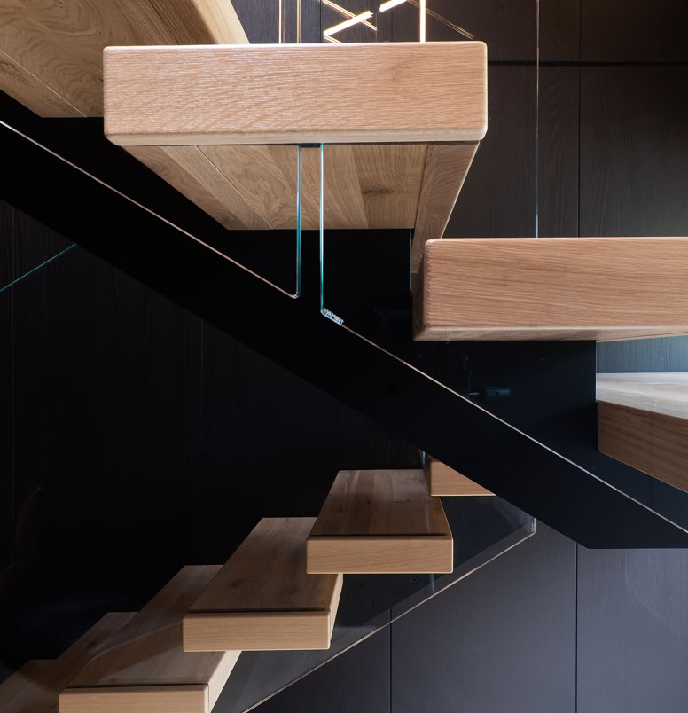 Scala interna di design che collega in modo fluido la zona notte alla zona giorno.