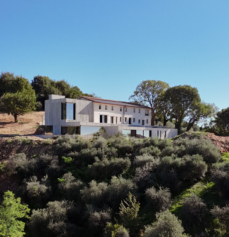 Progetto di recupero di una cascina storica nelle colline trevigiane firmata da MIDE architetti, studio di architettura di Venezia con una forte impronta contemporanea. Un esempio di ristrutturazione che rispetta le caratteristiche tipiche del territorio offrendo soluzioni abitative adatte al cliente moderno.